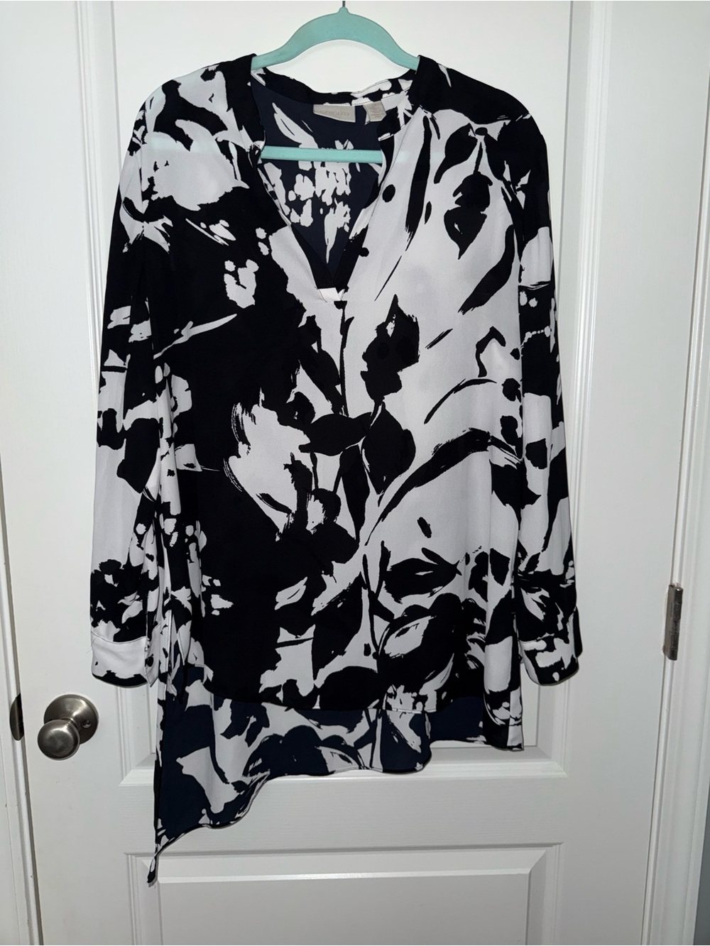 Chico's Black & White Floral-Print Tunic Top